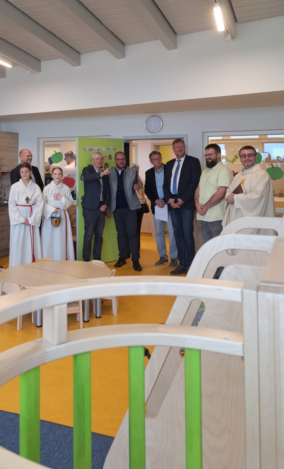 von rechts: Pfarrer Peter Fischer, Einrichtungsleitung Julian Nentwich, Bürgermeister Michael Keilich, Architekt Thomas Schauder, Landrat Sebastian Straubel, Regierungsvizepräsident von Oberfranken Thomas Engel, Geschäftsführer der GKG Coburg Stadt und Land Martin Löhnert