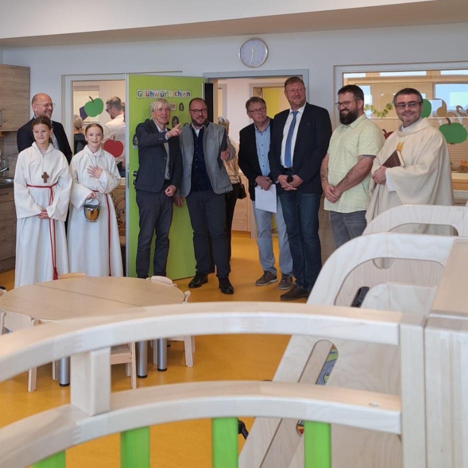 von rechts: Pfarrer Peter Fischer, Einrichtungsleitung Julian Nentwich, Bürgermeister Michael Keilich, Architekt Thomas Schauder, Landrat Sebastian Straubel, Regierungsvizepräsident von Oberfranken Thomas Engel, Geschäftsführer der GKG Coburg Stadt und Land Martin Löhnert